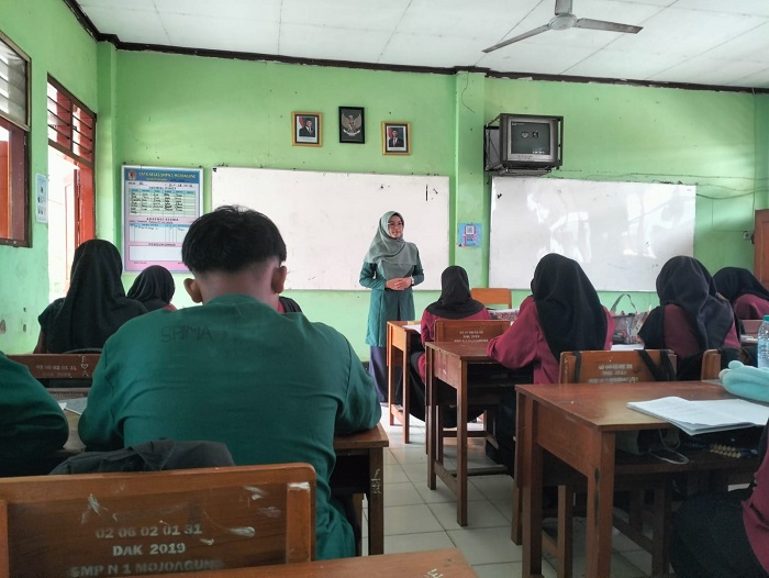 SEMANGAT: Guru tidak tetap saat mengajar di SMPN 1 Mojoagung