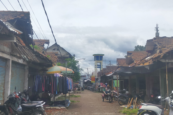 TAK MASUK PEKERJAAN: Deretan kios Pasar Mojotrisno di Kecamatan Mojoagung yang rusak tak masuk dalam rencana perbaikan tahun ini.