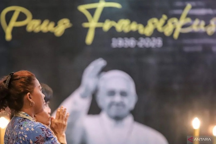 Umat Katolik berdoa saat mengikuti Misa Requiem di Gereja Katedral Hati Kudus Yesus, Surabaya, Jawa Timur, Selasa (22/4/2025). (antaranews)