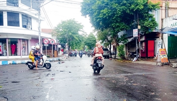 BAKAL DIREHAB: Drainase dan trotoar Jl RE Martadinata Kecamatan Jombang tahun ini bakal diperbaiki (29/1).