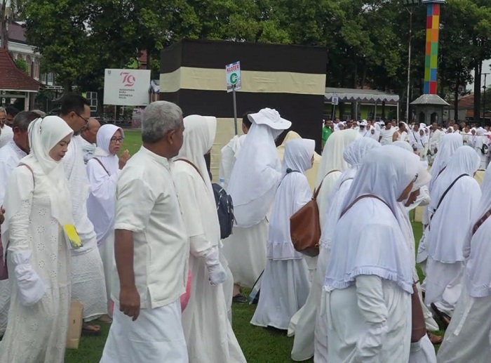 LATIHAN: CJh Jombang mengikuti latihan manasik di Alun Alun Jombang, (19/4).