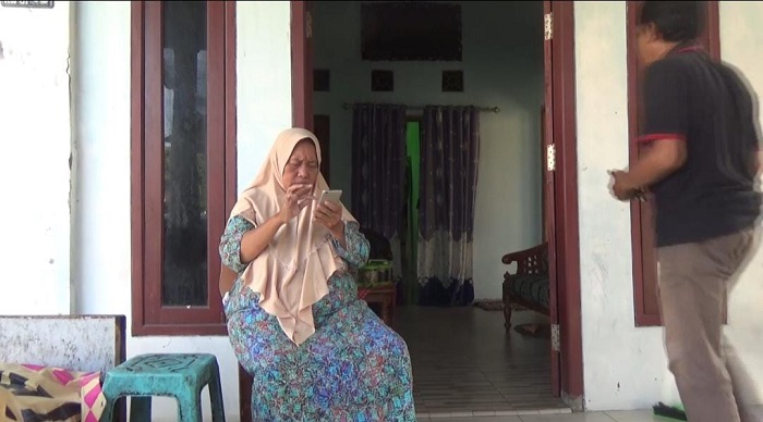 SEDERHANA: Masruroh, 61 penjual gorengan asal Dusun Blimbing Desa Kwaron Kecamatan Diwek, saat menggoreng gorengan depan rumahnya, kemarin (24/4).