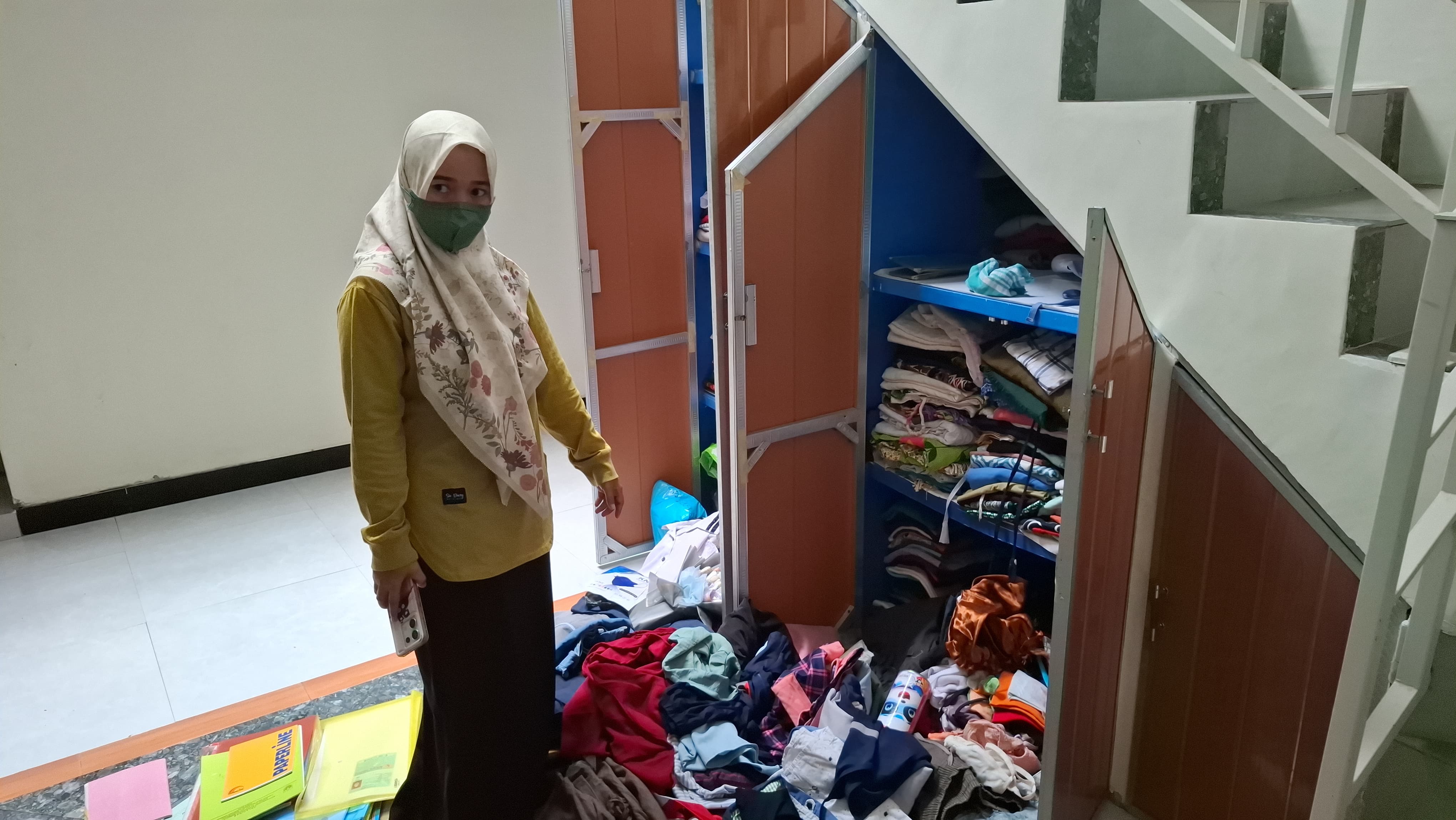 Korban pembobolan menunjukkn kondisi almari rumahnya yang diacak-acak pelaku