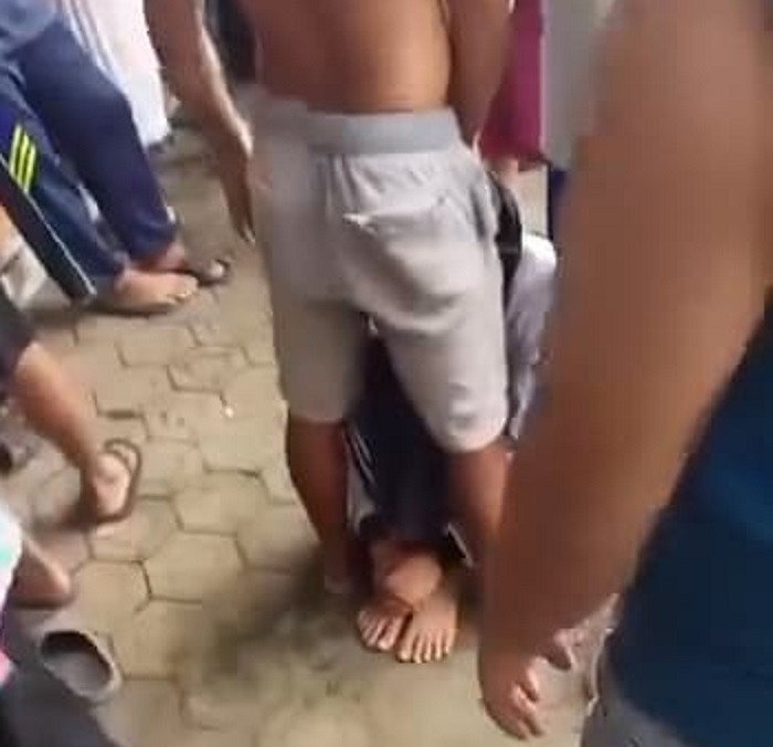 Pemuda asal nganjuk ini hanya bisa bisa terduduk dan nyaris jadi bulan-bulanan warga yang geram akan aksinya membawa lari motor warga di Wonosalam, Jombang