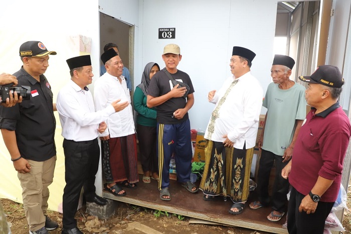 Bupati Jombang Warsubi menyerahkan kunci huntara kepada warga terdampak longsor di Desa Sambirejo Kecamatan Wonosalam Jombang, Jumat (25/4)