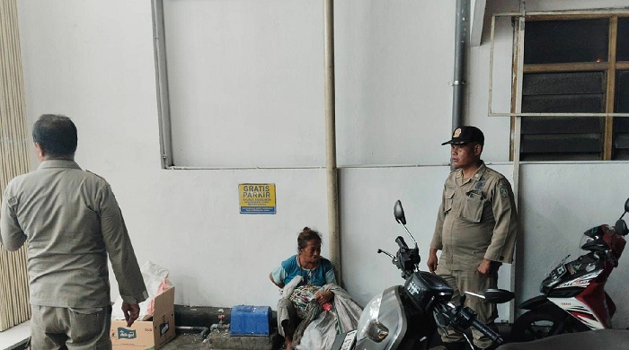 MERSAHKAN: ODGJ diamankan Satpol PP Jombang di Desa Sambong, Kecamatan Jombang, kemarin.