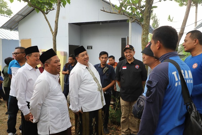 RAMPUNG: Bupati Jombang Warsubi menyerahkan kunci hunian sementara warga terdampak longsor di Dukuh Banturejo, Dusun Jumok, Desa Sambirejo Kecamatan Wonosalam, Jumat (25/4).