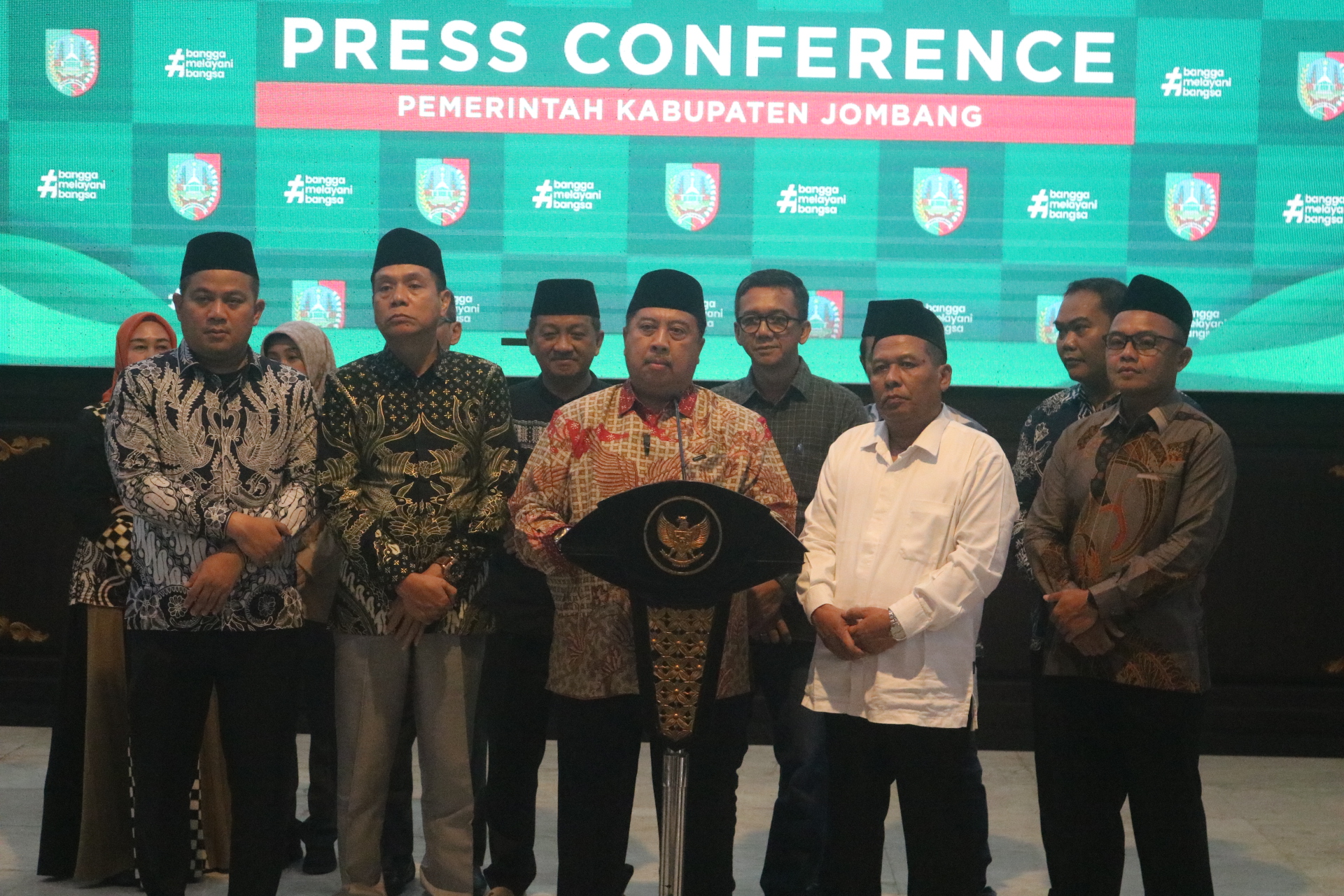 Bupati Jombang Warsubi bersama Forkopimda saat menyampaikan komitmennya membangun jalan penghubung Jipurapah-Kedungdendeng