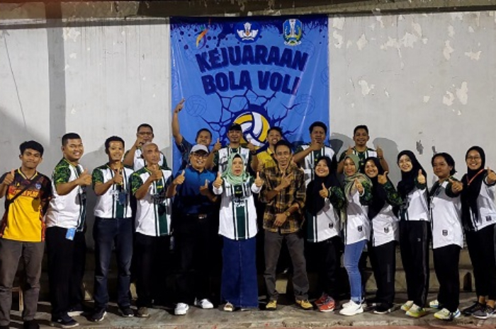 KOMPAK: Tim MGMP PJOK SMAN, Ketua MKKS SMAN, Budiono, dan Kasi SMA dan PKLK Cabdindik Jombang, Asijah, Minggu (27/4).