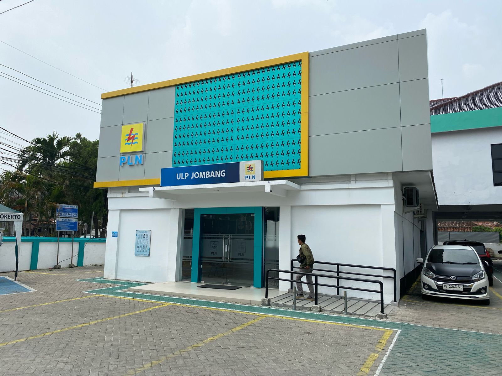 Kantor  PLN ULP Jombang di Jl KH Wahid Hasyim.