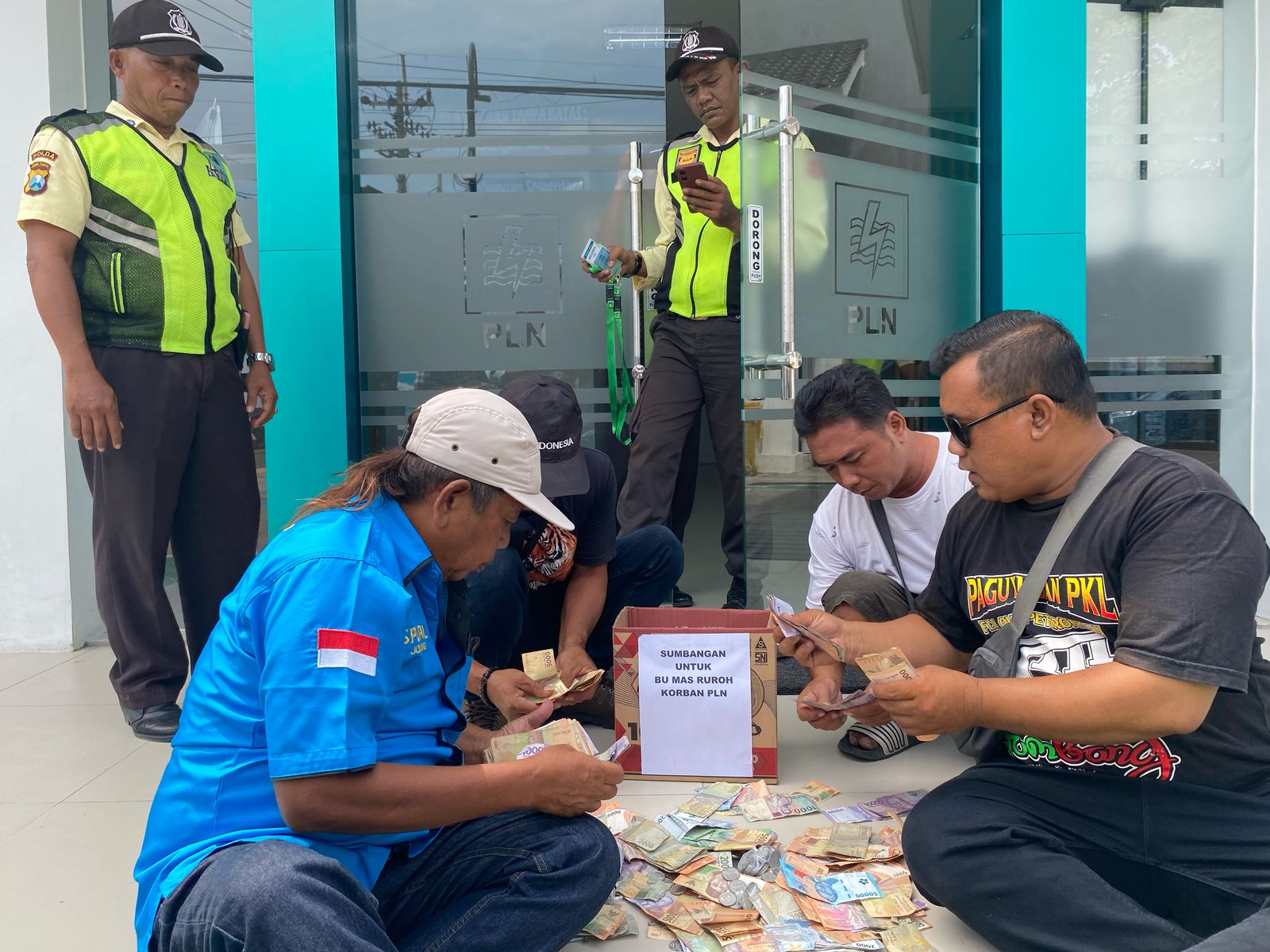 Sejumlah pedagang kaki lima (PKL) di Jombang mendatangi kantor PLN ULP Jombang di Jl KH Wahid Hasyim, Senin (28/4) pagi untuk menyumbang Masrhroh yang kena denda PLN 12 juta.