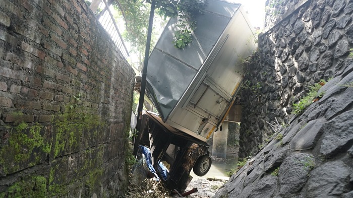 Peristiwa lakalantas terjadi di jalan raya Desa Jabon, Kecamatan/Kabupaten Jombang, Jawa Timur. Sebuah mobil box muatan susu formula SGM nyemplung sungai.