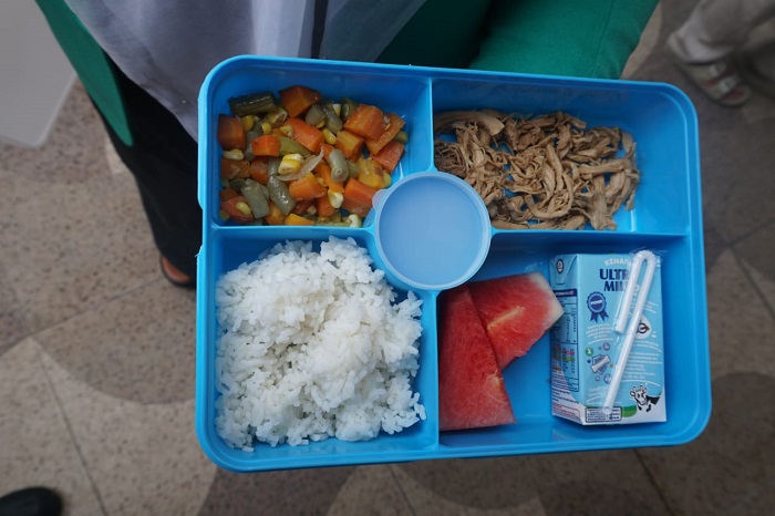 MENU SEHAT: MULAI BERTAHAP: Siswa SDI Al-Madinah Tambakberas Jombang mulai mendapat makan bergizi gratis, Senin (24/2) lalu.