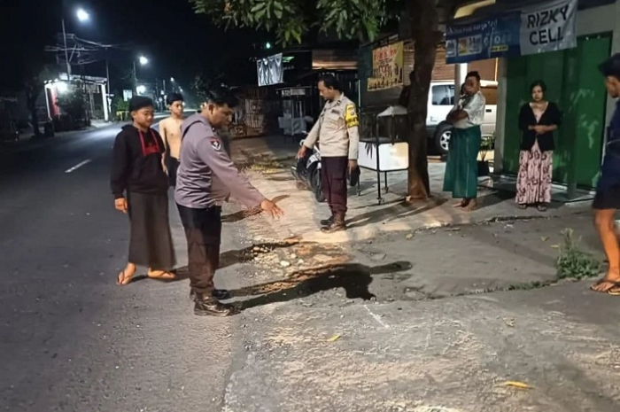 Polisi melakukan olah TKP kejadian pemuda di Jogoroto Jombang dibekuk polisi.