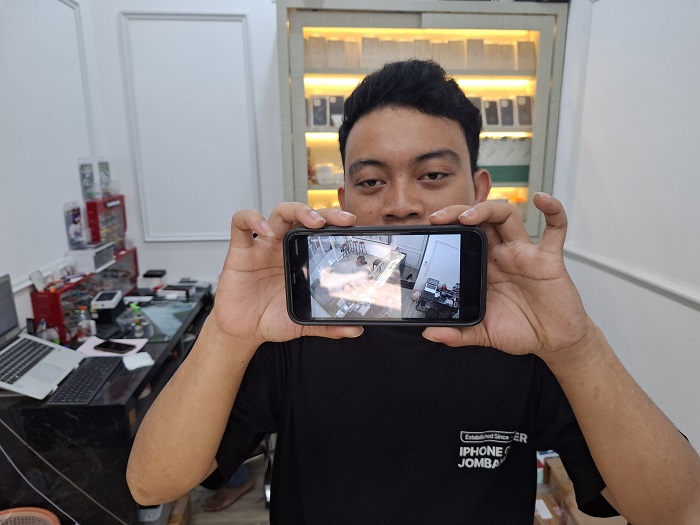 Warga menunjukkan rekaman CCTV saat aksi WNA mencuri Iphone 14 Pro Max, (28/4)