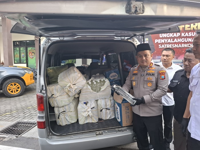 Kapolres Jombang AKBD Ardi Kurniawan saat menunjukkan ratusan botol miras, Selasa (29/4)