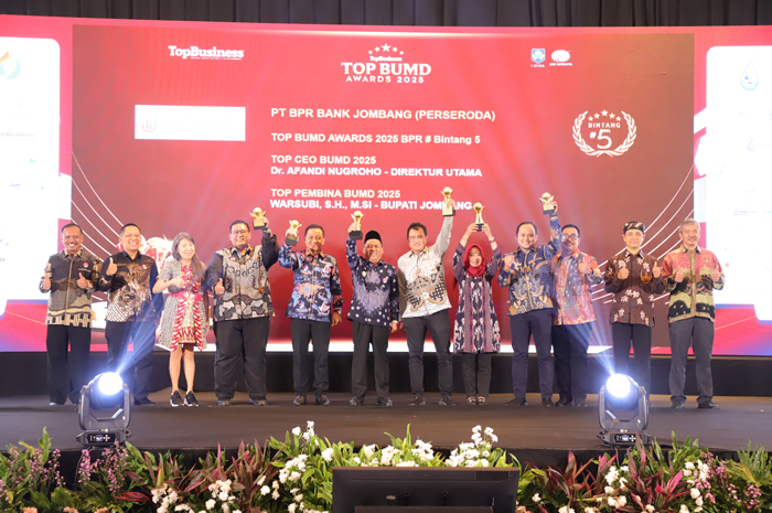 MEMBANGGAKAN: Wakil Bupati Jombang Salmanudin Yazid didampingi Sekdakab Jombang beserta jajaran usai menghadiri puncak penghargaan TOP BUMD Award 2025, di Jakarta kemarin (28/4).