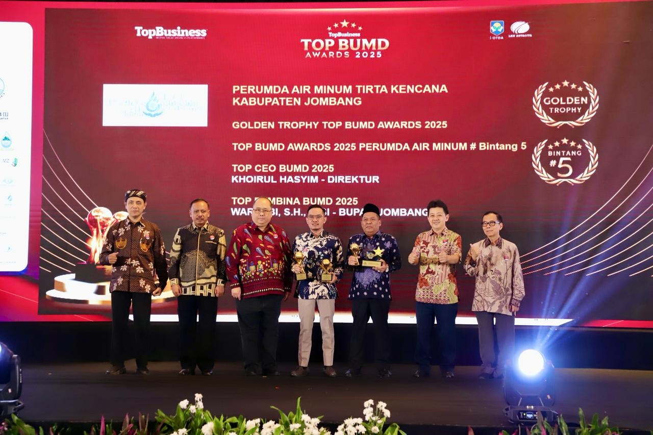 INOVATIF: Direktur Perumdam Tirta Kencana Jombang, Khoirul Hasyim, mendampingi Wabup Salmanudin Yazid menerima penghargaan, Senin (29/4).