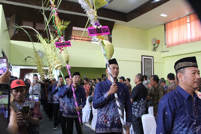 DIARAK: Pimpinan PT SGN PG Tjoekir membawa tebu dari pabrik untuk menjalani prosesi tebu manten, Selasa (29/4).