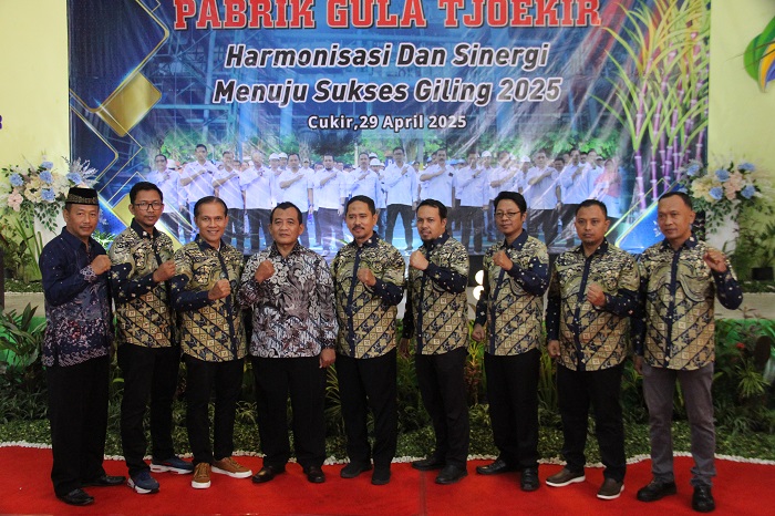 KOMPAK: General Manajer (GM) PG Tjoekir, Abdul Azis Purmali, bersama jajaran manajemen mengikuti prosesi tebu manten.