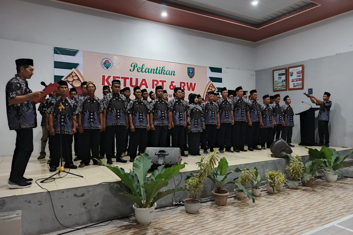 KOMPAK: Kepala Desa Carangrejo Supriaji melantik Ketua RT dan Ketua RW secara serentak.