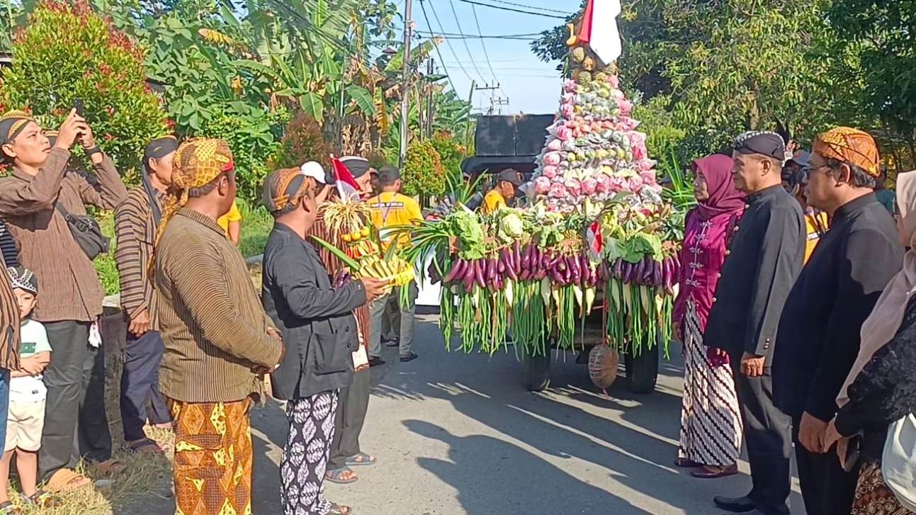 TRADISI RUTIN: Kepala Desa Pandanwangi Asan membaur bersama warga saat acara sedekah Dusun Pandanwangi.