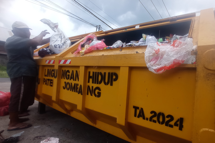 ILUSTRASI: Warga membuang sampah di Tempat Penampungan Sementara (TPS) Desa Tunggorono, Kecamatan Jombang.