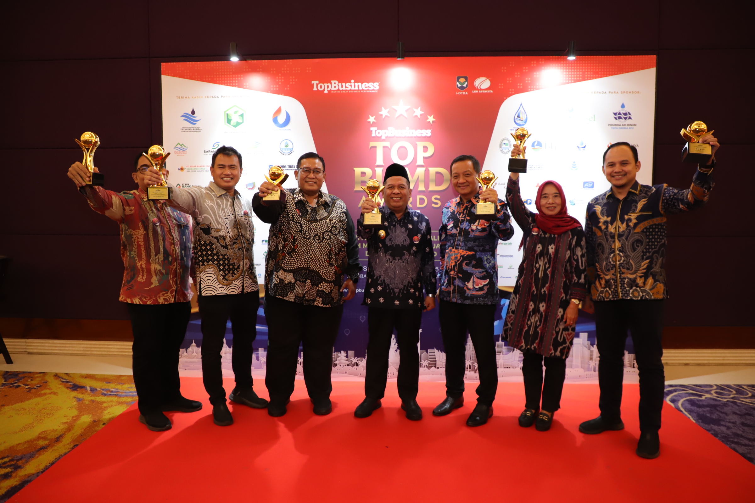 MEMBANGGAKAN: Direktur Utama Bank Jombang, Afandi Nugroho SE MM, bersama Wabup Gus Salman, Sekdakab Agus Purnomo menerima penghargaan TOP BUMD Awards 2025 di Jakarta, (28/4).