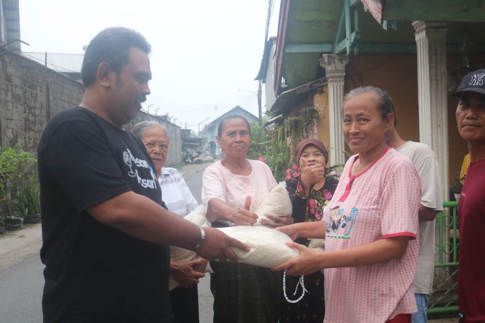 Pemerintah Desa (Pemdes) Sambongdukuh, Kecamatan Jombang memiliki perhatian besar terhadap warganya. Setiap kali panen, kepala desa membagikan ratusan paket beras kepada warga dari hasil tanah bengkok