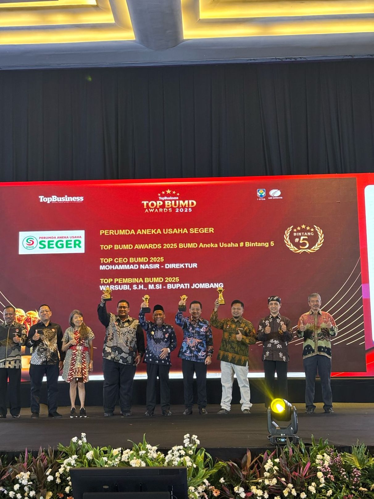 SUKSES: Direktur Perumda Aneka Usaha Seger Muhammad Nasir menerima penghargaan Top BUMD Awards 2025 Bintang 5 di Hotel Raffles, Jakarta, Senin (28/4).