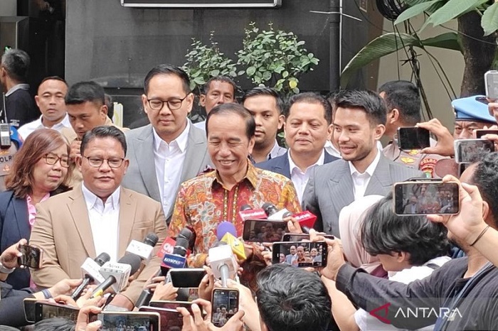Presiden ke-7 Joko Widodo saat jumpa pers di Jakarta, Rabu (30/4).