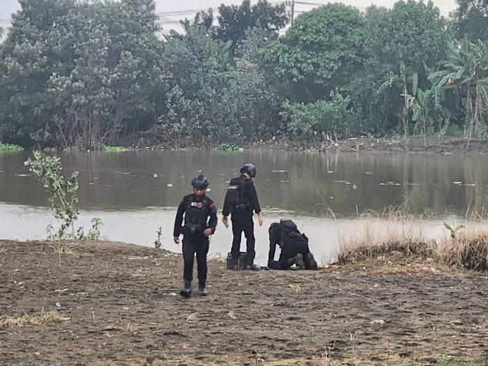 DILEDAKKAN: Tim Unit Penjinak Bom (Jibom) Sub Detasemen Gegana Polda Jatim mengevakuasi temuan tiga mortir di rumah Aris Gandes (35), Dusun Bakalan, Desa Tampingmojo, Kecamatan Tembelang, Kab. Jombang