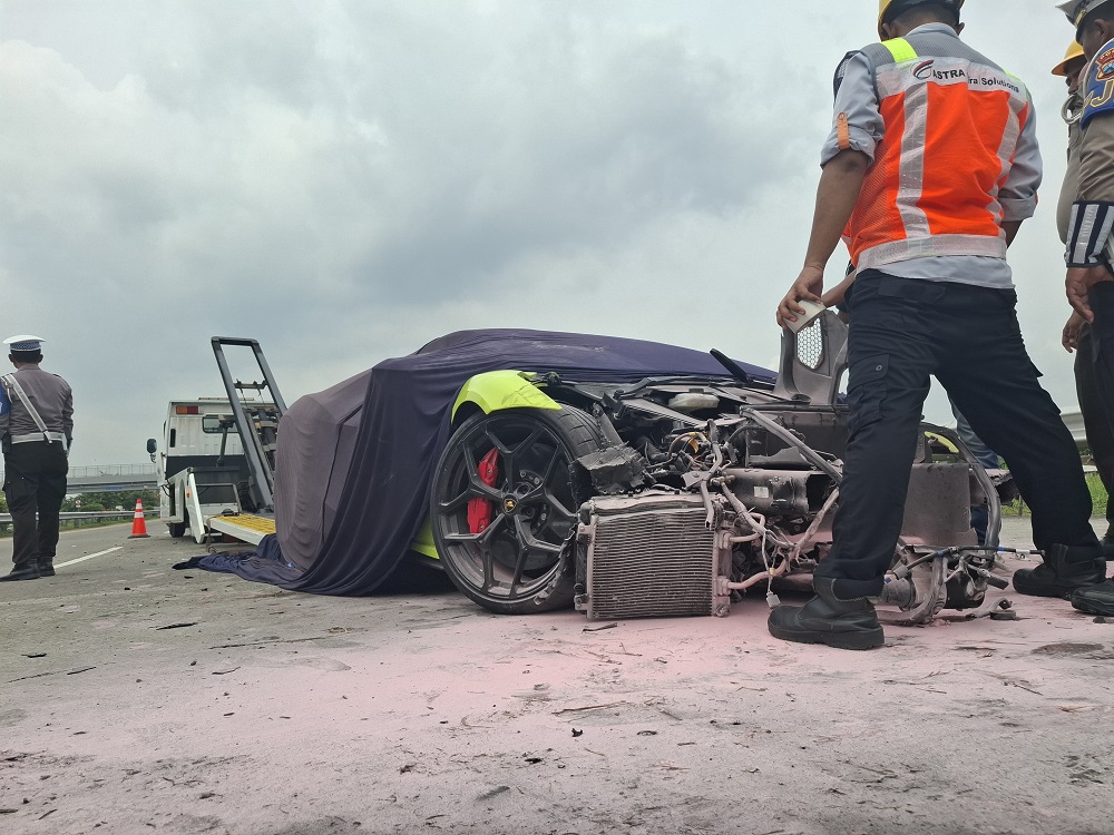 Kondisi lamborghini yang ringsek usai terlibat kecelakaan di Tol Jombang Mojokerto