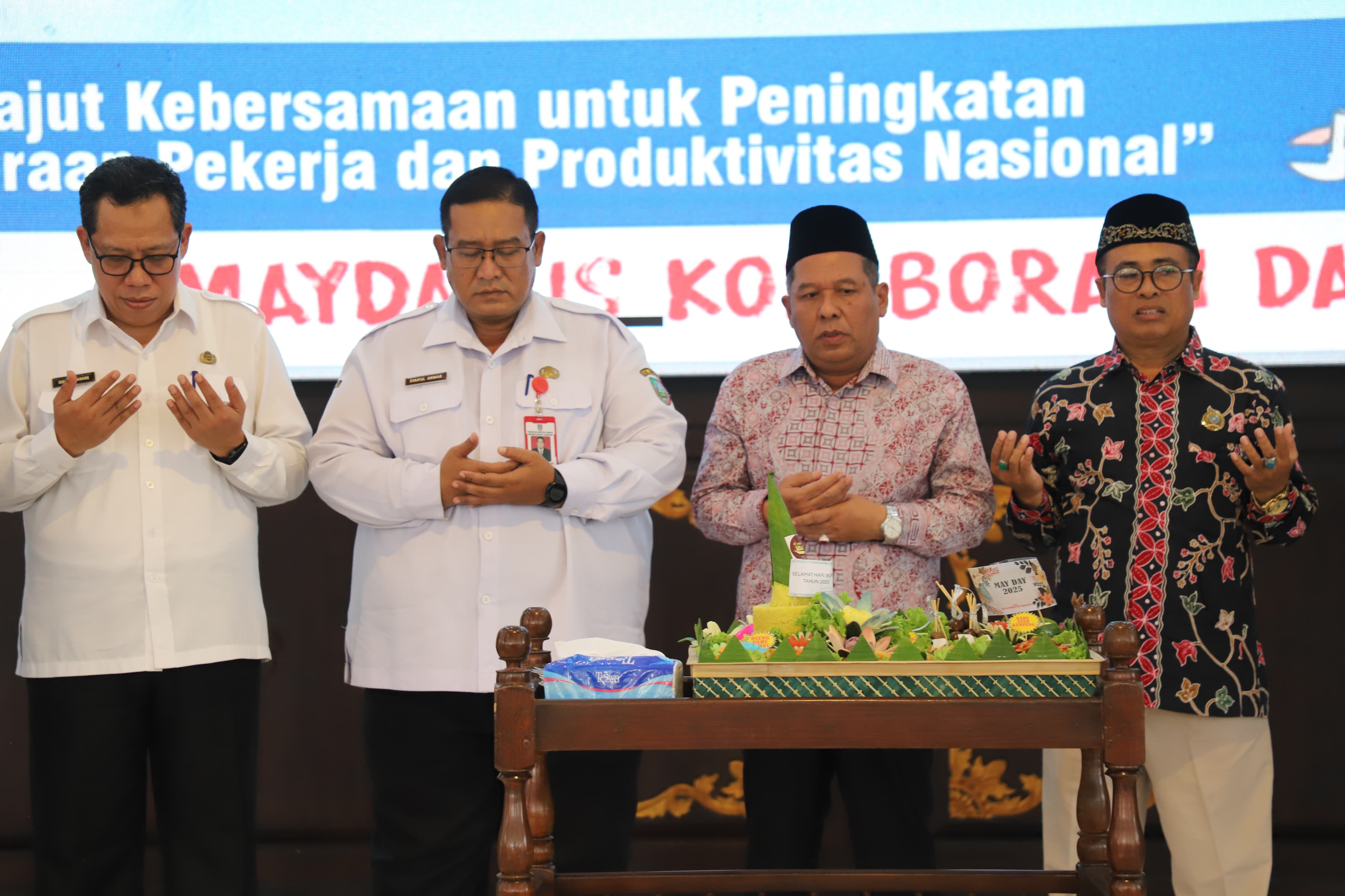 SUKSES: Wabup Jombang Salmanudzin Yazid bersama peserta tasyakuran memperingati Hari Buruh Internasional di Pendopo Kabupaten Jombang, Rabu (30/4).