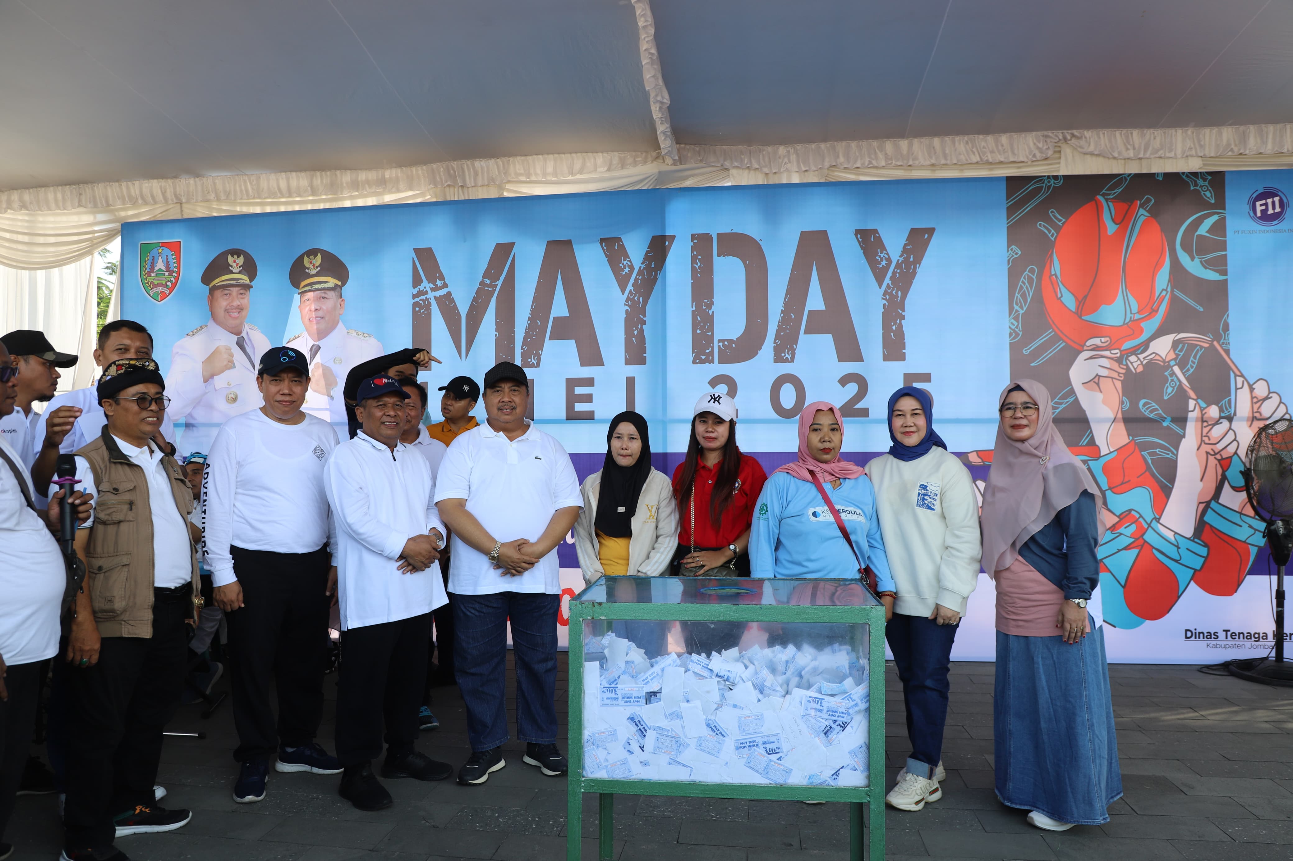 SELAMAT: Bupati Jombang Warsubi bersama Wabup Jombang Salmanudin Yazid foto bersama tiga pekerja pemenang undian dengan hadiah umrah ke tanah suci.