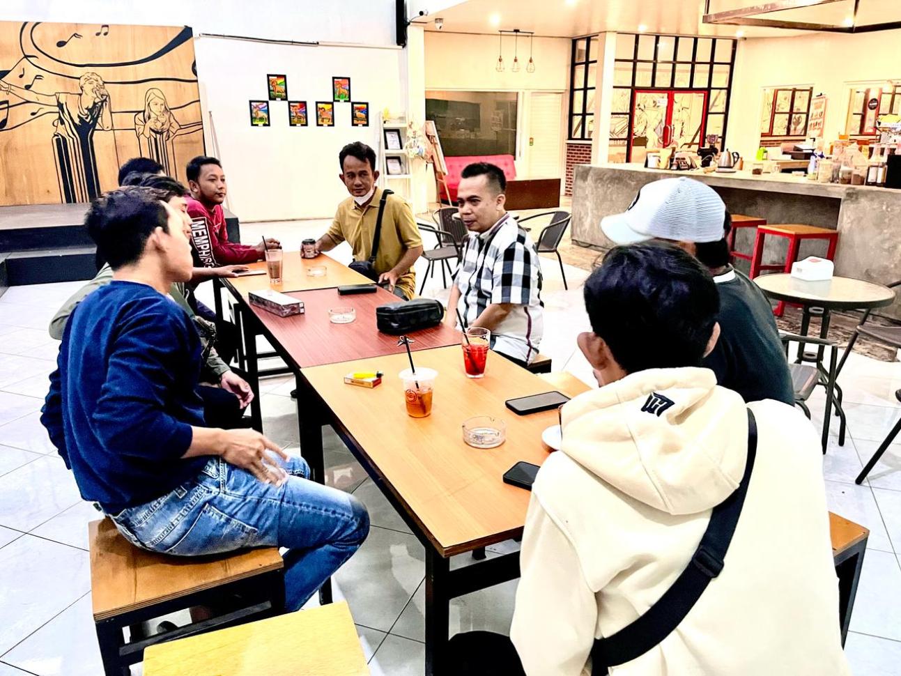 Wakil Ketua DPRD Jombang, HM Syarif Hidayatullah ST MMT (Gus Sentot) saat diskusi dengan aliansi buruh Jombang yang terdiri dari GSBI, SPN dan SBSI di Cafe Jong Abang Parimono, Selasa (29/4).