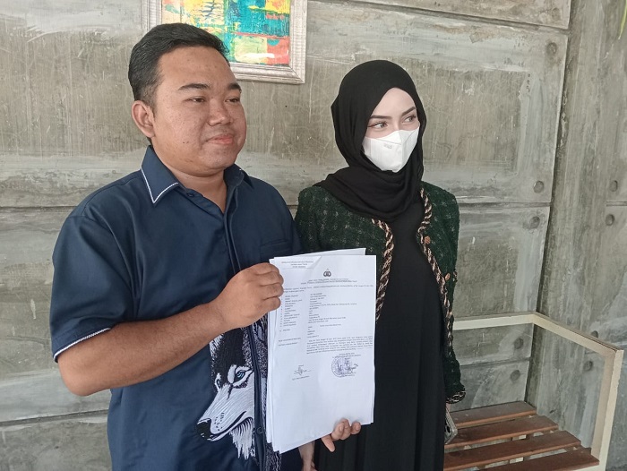 Resti Indah Maghfiroh didampingi kuasa hukum Jaka Prima saat melaporkan sebuah akun TikTok atas pencemaran nama baik ke Mapolres Jombang, Sabtu (3/5).
