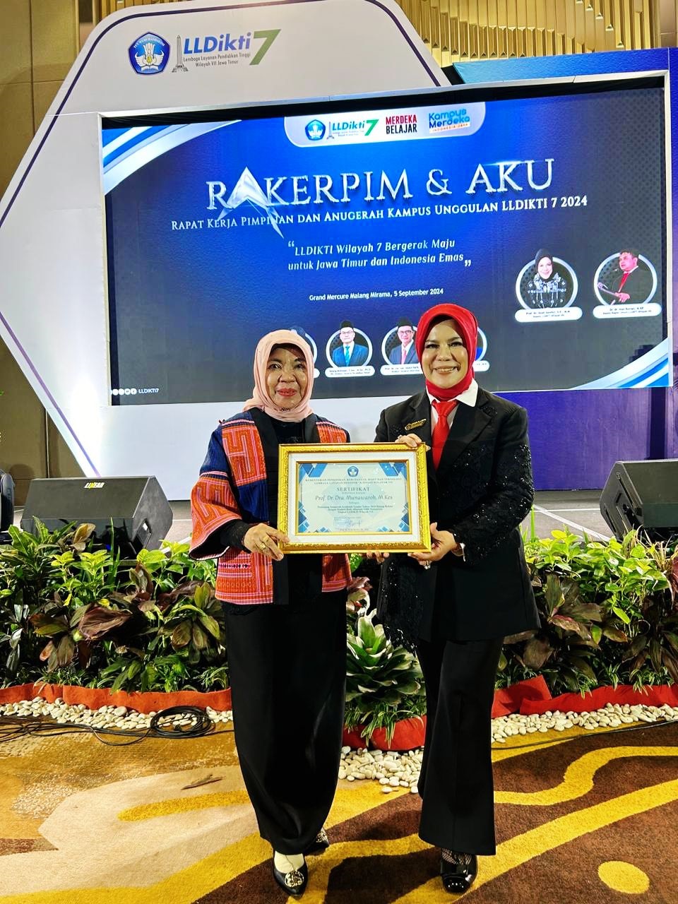 Rektor Universitas PGRI Jombang, Prof Dr Dra Munawaroh MKes, menerima penghargaan dari Kepala LLDIKTI  Wilayah VII Jawa Timur, Prof Diah Sawitri MM.
