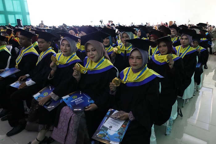SENANG: Para peserta wisuda Universitas PGRI Jombang, Sabtu (3/5).