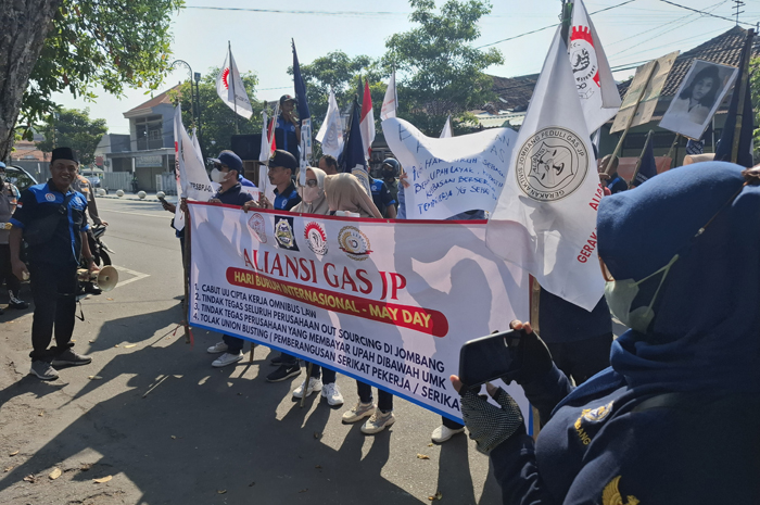 Peringatan May Day atau Hari Buruh Internasional di Kabupaten Jombang diwarnai aksi demonstrasi buruh. Mereka melakukan orasi di depan kantor DPRD Jombang, Kamis (1/5).
