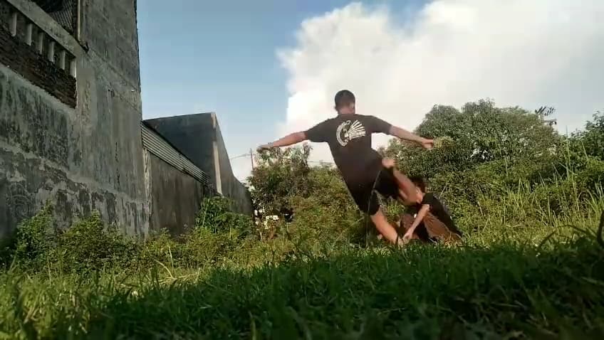 Sebuah video aksi penganiayaan yang melibatkan dua remaja kepada satu remaja lain di Jombang beredar luas di media sosial.