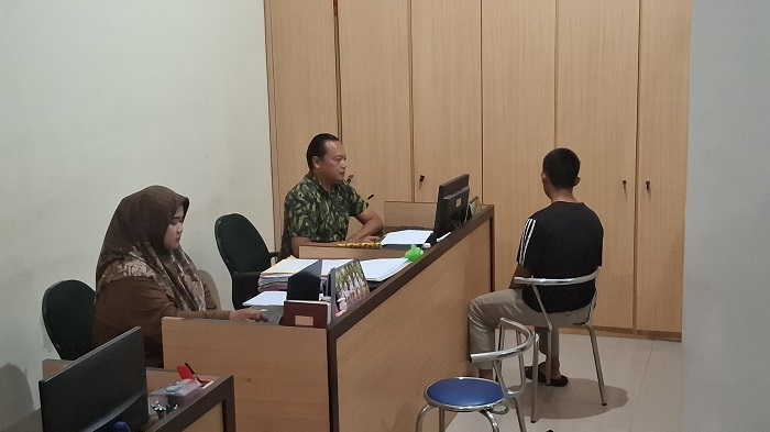 Polisi memeriksa pelaku aniaya remaja yang viral di media sosial, Senin (5/5)