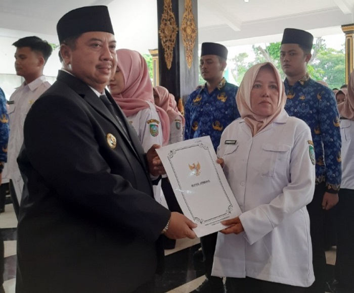 Sulaminingsih saat menerima SK pengangkatan PPPK dari Bupati Jombang Warsubi, Jumat (2/5)