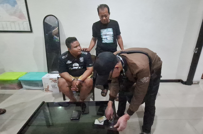 Dicky Firman Rizard, 28, oknum jaksa gadungan ditangkap petugas gabungan, Minggu (4/5) dini hari di Desa Pesanggrahan, Kecamatan Gudo