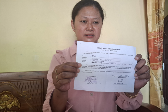 warga Dusun Bogorejo, Desa Kalangsemanding, Kecamatan Perak Jombang menunjukkn PTSL yang keliru, Minggu (4/5)