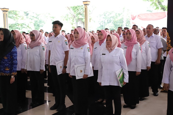 PNS dan PPPK menerima SK yang diberikan Bupati Warsubi di Pendopo Kabupaten Jombang, Jumat (2/5)