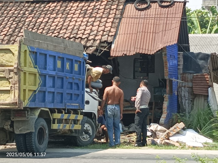 Sebuah Dumptruck tanpa muatan nyelonong dan menghantam bangunan warung di Dusun Pelem, Desa Jatipelem, Kecamatan Diwek Jombang Selasa (6/5).