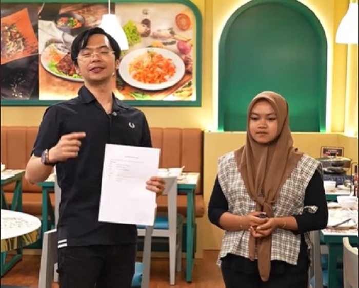 Gabriel Rey bersama pemilik mobil Suzuki S-Presso Thalia