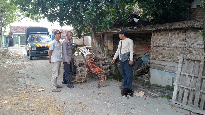 Tayat, 55, petani asal Dusun Soco, Desa Pengampon, Kecamatan Kabuh kehilangan mesin traktor miliknya.