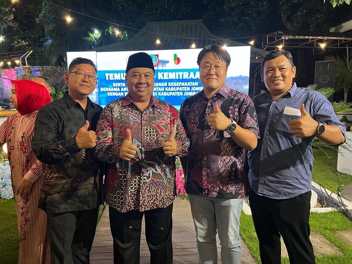 SINERGI: Bupati Jombang Warsubi bersama Vice President Director PT CJI, Mr Hwang In Seok.